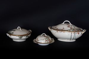 ARTE GIAPPONESE - Lotto composto da zuppiere e scaldavivande in porcellana bianca Giappone, XIX secolo