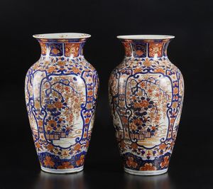 ARTE GIAPPONESE - Coppia di vasi imari in porcellana  Giappone, XIX secolo