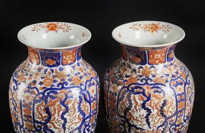 ARTE GIAPPONESE : Coppia di vasi imari in porcellana  Giappone, XIX secolo  - Asta Asta 373 | ARTE ORIENTALE E ISLAMICA - ARTE ORIENALE E WUNDERKAMMER Online - Associazione Nazionale - Case d'Asta italiane
