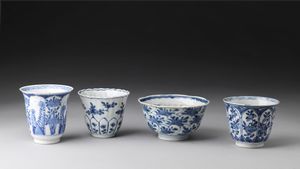 Arte Cinese - Lotto composto da quattro oggetti in porcellana bianco/blu Cina, dinastia Qing, inizi XVII secolo