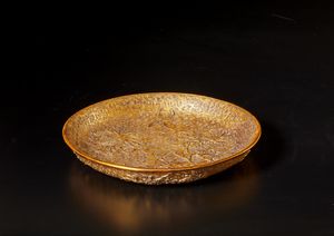 Arte Cinese : Piatto in lacca dorata  Cina, dinastia Qing, XIX secolo  - Asta Asta 373 | ARTE ORIENTALE E ISLAMICA - ARTE ORIENALE E WUNDERKAMMER Online - Associazione Nazionale - Case d'Asta italiane