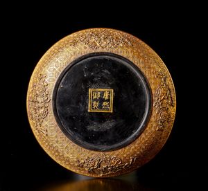 Arte Cinese : Piatto in lacca dorata  Cina, dinastia Qing, XIX secolo  - Asta Asta 373 | ARTE ORIENTALE E ISLAMICA - ARTE ORIENALE E WUNDERKAMMER Online - Associazione Nazionale - Case d'Asta italiane