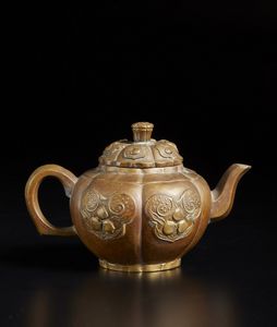 Arte Cinese : Teiera, incensiere e Buddha assiso Cina, XX secolo  - Asta Asta 373 | ARTE ORIENTALE E ISLAMICA - ARTE ORIENALE E WUNDERKAMMER Online - Associazione Nazionale - Case d'Asta italiane