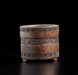 Arte Cinese : Piccolo bitong  in legno  Cina, dinastia Qing, XIX secolo  - Asta Asta 373 | ARTE ORIENTALE E ISLAMICA - ARTE ORIENALE E WUNDERKAMMER Online - Associazione Nazionale - Case d'Asta italiane