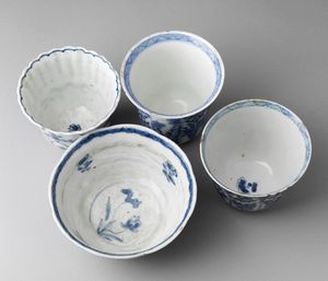 Arte Cinese : Lotto composto da quattro oggetti in porcellana bianco/blu Cina, dinastia Qing, inizi XVII secolo  - Asta Asta 373 | ARTE ORIENTALE E ISLAMICA - ARTE ORIENALE E WUNDERKAMMER Online - Associazione Nazionale - Case d'Asta italiane