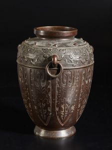 Arte Cinese : Grande vaso in bronzo e incensiere  Cina, dinastia Qing, XIX secolo  - Asta Asta 373 | ARTE ORIENTALE E ISLAMICA - ARTE ORIENALE E WUNDERKAMMER Online - Associazione Nazionale - Case d'Asta italiane