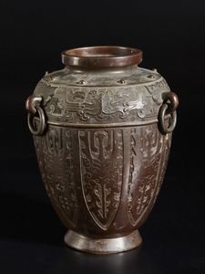 Arte Cinese : Grande vaso in bronzo e incensiere  Cina, dinastia Qing, XIX secolo  - Asta Asta 373 | ARTE ORIENTALE E ISLAMICA - ARTE ORIENALE E WUNDERKAMMER Online - Associazione Nazionale - Case d'Asta italiane