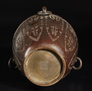 Arte Cinese : Grande vaso in bronzo e incensiere  Cina, dinastia Qing, XIX secolo  - Asta Asta 373 | ARTE ORIENTALE E ISLAMICA - ARTE ORIENALE E WUNDERKAMMER Online - Associazione Nazionale - Case d'Asta italiane