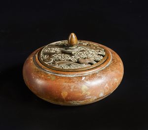 Arte Cinese : Grande vaso in bronzo e incensiere  Cina, dinastia Qing, XIX secolo  - Asta Asta 373 | ARTE ORIENTALE E ISLAMICA - ARTE ORIENALE E WUNDERKAMMER Online - Associazione Nazionale - Case d'Asta italiane