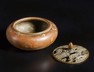 Arte Cinese : Grande vaso in bronzo e incensiere  Cina, dinastia Qing, XIX secolo  - Asta Asta 373 | ARTE ORIENTALE E ISLAMICA - ARTE ORIENALE E WUNDERKAMMER Online - Associazione Nazionale - Case d'Asta italiane
