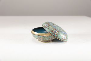 Arte Cinese : Scatola circolare in metallo cloisonn� Cina, dinastia Qing, XIX secolo  - Asta Asta 373 | ARTE ORIENTALE E ISLAMICA - ARTE ORIENALE E WUNDERKAMMER Online - Associazione Nazionale - Case d'Asta italiane