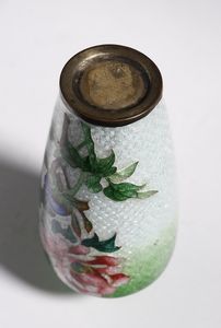 ARTE GIAPPONESE : Piccolo vaso in metallo cloisonn� guilloche Giappone, periodo Meiji, XIX secolo  - Asta Asta 373 | ARTE ORIENTALE E ISLAMICA - ARTE ORIENALE E WUNDERKAMMER Online - Associazione Nazionale - Case d'Asta italiane