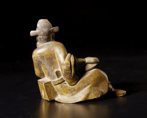 Arte Cinese : Scultura in bronzo raffigurante letterato seduto  Cina, dinastia Qing, XVIII secolo  - Asta Asta 373 | ARTE ORIENTALE E ISLAMICA - ARTE ORIENALE E WUNDERKAMMER Online - Associazione Nazionale - Case d'Asta italiane