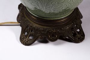Arte Cinese : Vaso con invetriatura celadon montato a lampada Cina, XIX secolo  - Asta Asta 373 | ARTE ORIENTALE E ISLAMICA - ARTE ORIENALE E WUNDERKAMMER Online - Associazione Nazionale - Case d'Asta italiane