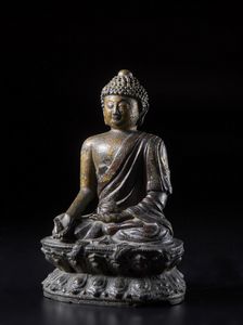 Arte Cinese : Scultura in bronzo raffigurante Ratnasambhava  Cina, dinastia Ming, XVI secolo  - Asta Asta 373 | ARTE ORIENTALE E ISLAMICA - ARTE ORIENALE E WUNDERKAMMER Online - Associazione Nazionale - Case d'Asta italiane