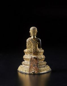 Arte Sud-Est Asiatico : Scultura in bronzo dorato raffigurante Buddha  Tailandia, Rattanakosin, XIX secolo  - Asta Asta 373 | ARTE ORIENTALE E ISLAMICA - ARTE ORIENALE E WUNDERKAMMER Online - Associazione Nazionale - Case d'Asta italiane
