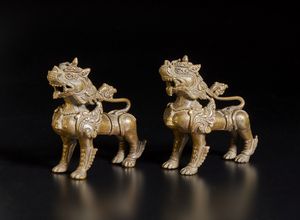 Arte Sud-Est Asiatico : Coppia di leoni in bronzo  Cambogia, regno Rattanakosin, XIX secolo  - Asta Asta 373 | ARTE ORIENTALE E ISLAMICA - ARTE ORIENALE E WUNDERKAMMER Online - Associazione Nazionale - Case d'Asta italiane