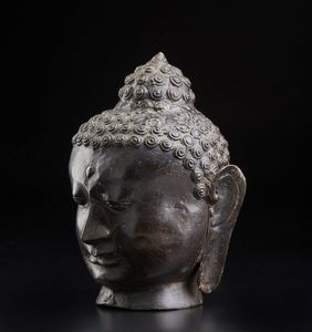 Arte Sud-Est Asiatico : Testa di Buddha in bronzo  Sud Est Asiatico, XX secolo  - Asta Asta 373 | ARTE ORIENTALE E ISLAMICA - ARTE ORIENALE E WUNDERKAMMER Online - Associazione Nazionale - Case d'Asta italiane