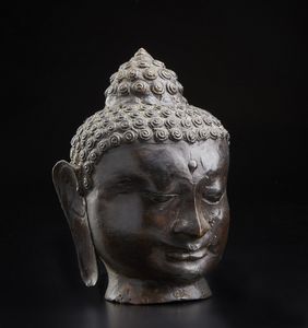 Arte Sud-Est Asiatico : Testa di Buddha in bronzo  Sud Est Asiatico, XX secolo  - Asta Asta 373 | ARTE ORIENTALE E ISLAMICA - ARTE ORIENALE E WUNDERKAMMER Online - Associazione Nazionale - Case d'Asta italiane