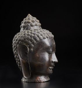 Arte Sud-Est Asiatico : Testa di Buddha in bronzo  Sud Est Asiatico, XX secolo  - Asta Asta 373 | ARTE ORIENTALE E ISLAMICA - ARTE ORIENALE E WUNDERKAMMER Online - Associazione Nazionale - Case d'Asta italiane