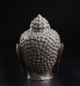 Arte Sud-Est Asiatico : Testa di Buddha in bronzo  Sud Est Asiatico, XX secolo  - Asta Asta 373 | ARTE ORIENTALE E ISLAMICA - ARTE ORIENALE E WUNDERKAMMER Online - Associazione Nazionale - Case d'Asta italiane