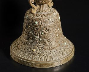 Arte Himalayana : Lampada in bronzo  Tibet, inizio XX secolo  - Asta Asta 373 | ARTE ORIENTALE E ISLAMICA - ARTE ORIENALE E WUNDERKAMMER Online - Associazione Nazionale - Case d'Asta italiane