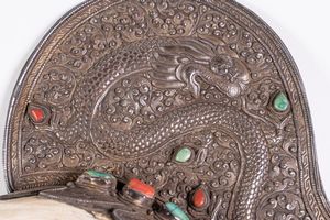 Arte Himalayana : Conchiglia rituale con finiture in metallo argentato e incrostato  Tibet, XX secolo  - Asta Asta 373 | ARTE ORIENTALE E ISLAMICA - ARTE ORIENALE E WUNDERKAMMER Online - Associazione Nazionale - Case d'Asta italiane