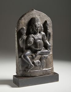 Arte Indiana - Stele in pietra scura raffigurante Karttikeya  Nord India/Kashmir, XIX secolo o antecedente