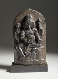 Arte Indiana : Stele in pietra scura raffigurante Karttikeya  Nord India/Kashmir, XIX secolo o antecedente  - Asta Asta 373 | ARTE ORIENTALE E ISLAMICA - ARTE ORIENALE E WUNDERKAMMER Online - Associazione Nazionale - Case d'Asta italiane