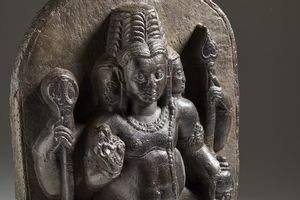 Arte Indiana : Stele in pietra scura raffigurante Karttikeya  Nord India/Kashmir, XIX secolo o antecedente  - Asta Asta 373 | ARTE ORIENTALE E ISLAMICA - ARTE ORIENALE E WUNDERKAMMER Online - Associazione Nazionale - Case d'Asta italiane