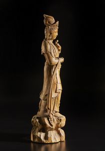 Arte Cinese : Scultura in legno raffigurante Guanyin Cina, dinastia Qing, XIX secolo  - Asta Asta 373 | ARTE ORIENTALE E ISLAMICA - ARTE ORIENALE E WUNDERKAMMER Online - Associazione Nazionale - Case d'Asta italiane