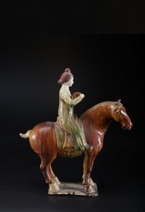 Arte Cinese - Scultura di donna a cavallo in ceramica invetriata nei colori sancai nello stile caratteristico dell'epoca Tang Cina, XIX secolo