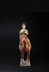 Arte Cinese : Scultura di donna a cavallo in ceramica invetriata nei colori sancai nello stile caratteristico dell'epoca Tang Cina, XIX secolo  - Asta Asta 373 | ARTE ORIENTALE E ISLAMICA - ARTE ORIENALE E WUNDERKAMMER Online - Associazione Nazionale - Case d'Asta italiane