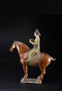 Arte Cinese : Scultura di donna a cavallo in ceramica invetriata nei colori sancai nello stile caratteristico dell'epoca Tang Cina, XIX secolo  - Asta Asta 373 | ARTE ORIENTALE E ISLAMICA - ARTE ORIENALE E WUNDERKAMMER Online - Associazione Nazionale - Case d'Asta italiane