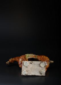 Arte Cinese : Scultura di donna a cavallo in ceramica invetriata nei colori sancai nello stile caratteristico dell'epoca Tang Cina, XIX secolo  - Asta Asta 373 | ARTE ORIENTALE E ISLAMICA - ARTE ORIENALE E WUNDERKAMMER Online - Associazione Nazionale - Case d'Asta italiane