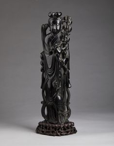 Arte Cinese : Figura femminile stante in resina Cina, XX secolo  - Asta Asta 373 | ARTE ORIENTALE E ISLAMICA - ARTE ORIENALE E WUNDERKAMMER Online - Associazione Nazionale - Case d'Asta italiane