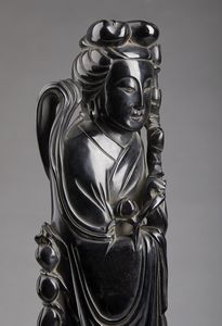 Arte Cinese : Figura femminile stante in resina Cina, XX secolo  - Asta Asta 373 | ARTE ORIENTALE E ISLAMICA - ARTE ORIENALE E WUNDERKAMMER Online - Associazione Nazionale - Case d'Asta italiane