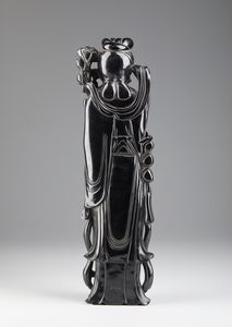 Arte Cinese : Figura femminile stante in resina Cina, XX secolo  - Asta Asta 373 | ARTE ORIENTALE E ISLAMICA - ARTE ORIENALE E WUNDERKAMMER Online - Associazione Nazionale - Case d'Asta italiane