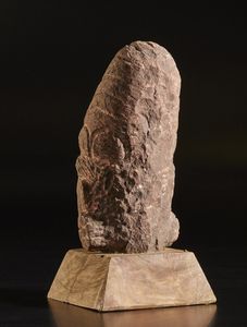 Arte Indiana : Testa femminile in arenaria scolpita India, XVII-XVIII secolo  - Asta Asta 373 | ARTE ORIENTALE E ISLAMICA - ARTE ORIENALE E WUNDERKAMMER Online - Associazione Nazionale - Case d'Asta italiane