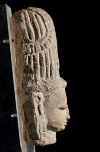 Arte Indiana : Testa in arenaria India, periodo Vijiayanagara, XVI secolo  - Asta Asta 373 | ARTE ORIENTALE E ISLAMICA - ARTE ORIENALE E WUNDERKAMMER Online - Associazione Nazionale - Case d'Asta italiane