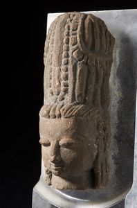 Arte Indiana : Testa in arenaria India, periodo Vijiayanagara, XVI secolo  - Asta Asta 373 | ARTE ORIENTALE E ISLAMICA - ARTE ORIENALE E WUNDERKAMMER Online - Associazione Nazionale - Case d'Asta italiane