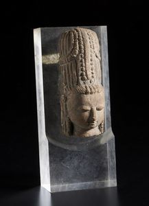 Arte Indiana : Testa in arenaria India, periodo Vijiayanagara, XVI secolo  - Asta Asta 373 | ARTE ORIENTALE E ISLAMICA - ARTE ORIENALE E WUNDERKAMMER Online - Associazione Nazionale - Case d'Asta italiane