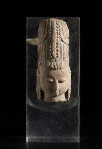 Arte Indiana : Testa in arenaria India, periodo Vijiayanagara, XVI secolo  - Asta Asta 373 | ARTE ORIENTALE E ISLAMICA - ARTE ORIENALE E WUNDERKAMMER Online - Associazione Nazionale - Case d'Asta italiane