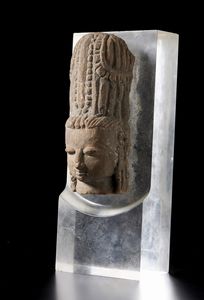 Arte Indiana : Testa in arenaria India, periodo Vijiayanagara, XVI secolo  - Asta Asta 373 | ARTE ORIENTALE E ISLAMICA - ARTE ORIENALE E WUNDERKAMMER Online - Associazione Nazionale - Case d'Asta italiane