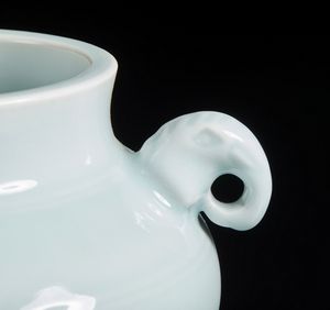 Arte Cinese : Vaso con invetriatura celadon  Cina, XX secolo  - Asta Asta 373 | ARTE ORIENTALE E ISLAMICA - ARTE ORIENALE E WUNDERKAMMER Online - Associazione Nazionale - Case d'Asta italiane