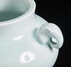 Arte Cinese : Vaso con invetriatura celadon  Cina, XX secolo  - Asta Asta 373 | ARTE ORIENTALE E ISLAMICA - ARTE ORIENALE E WUNDERKAMMER Online - Associazione Nazionale - Case d'Asta italiane