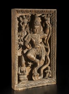 Arte Indiana : Grande altorilievo in legno  India Meridionale, XIX secolo  - Asta Asta 373 | ARTE ORIENTALE E ISLAMICA - ARTE ORIENALE E WUNDERKAMMER Online - Associazione Nazionale - Case d'Asta italiane