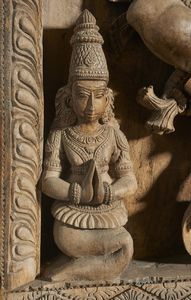 Arte Indiana : Grande altorilievo in legno  India Meridionale, XIX secolo  - Asta Asta 373 | ARTE ORIENTALE E ISLAMICA - ARTE ORIENALE E WUNDERKAMMER Online - Associazione Nazionale - Case d'Asta italiane