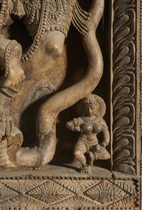 Arte Indiana : Grande altorilievo in legno  India Meridionale, XIX secolo  - Asta Asta 373 | ARTE ORIENTALE E ISLAMICA - ARTE ORIENALE E WUNDERKAMMER Online - Associazione Nazionale - Case d'Asta italiane