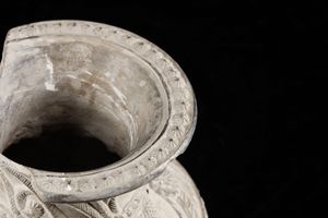 Arte Indiana : Vaso in terracotta decorato con figure  India, Bengala Occidentale, periodo Shunga, I secolo a.C.- I secolo d.C.  - Asta Asta 373 | ARTE ORIENTALE E ISLAMICA - ARTE ORIENALE E WUNDERKAMMER Online - Associazione Nazionale - Case d'Asta italiane